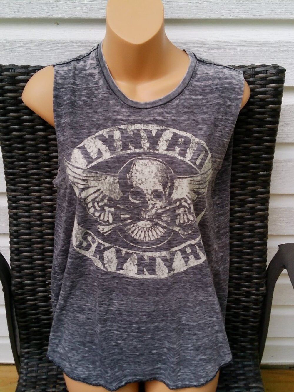 LIVE NATION SIZE LARGE LYNYRD SKYNYRD SLEEVELESS TOP GRAY